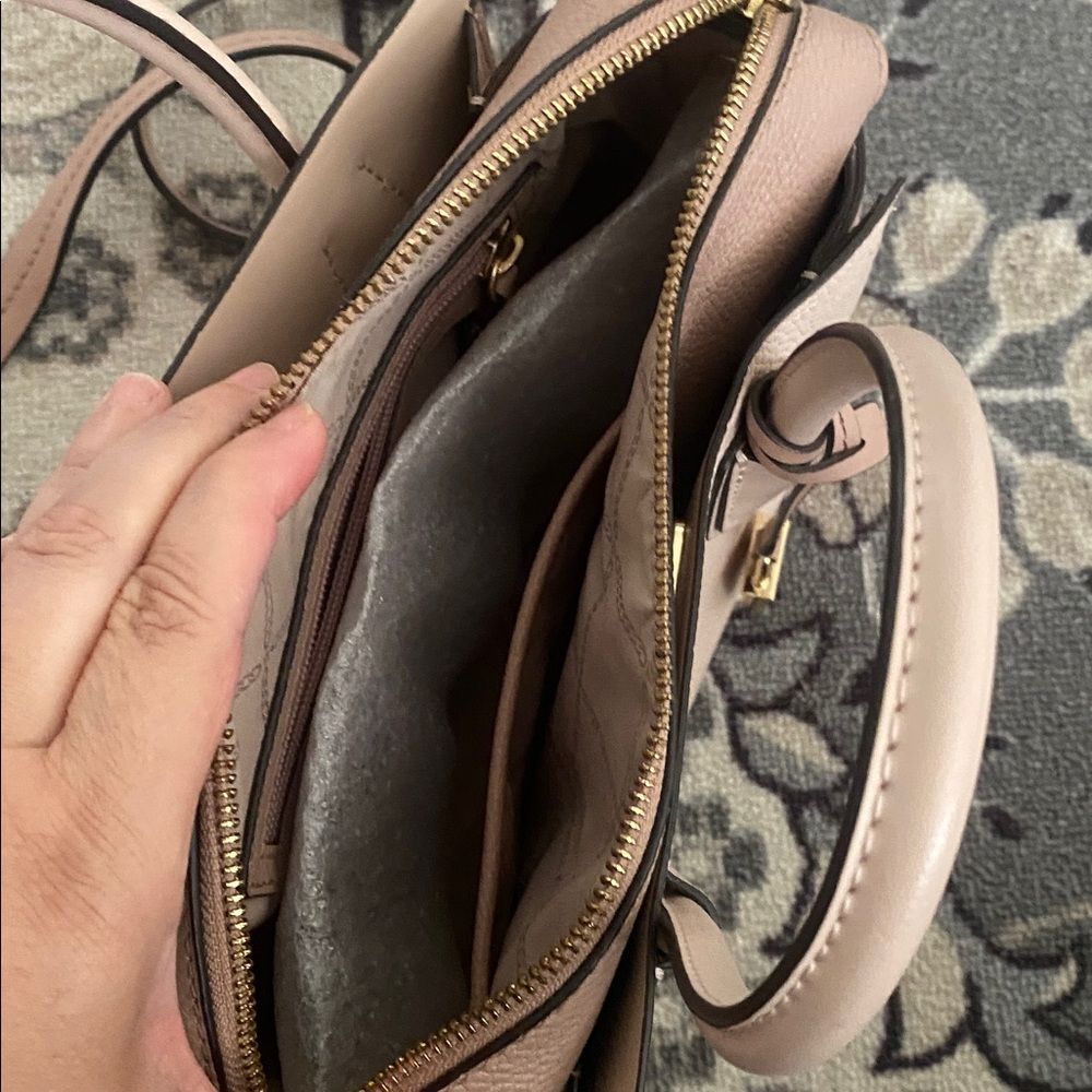 Michael Kors Mercer bag

Michael Kors Blush Pink Satchel with Gold Details - Picture 7 of 11